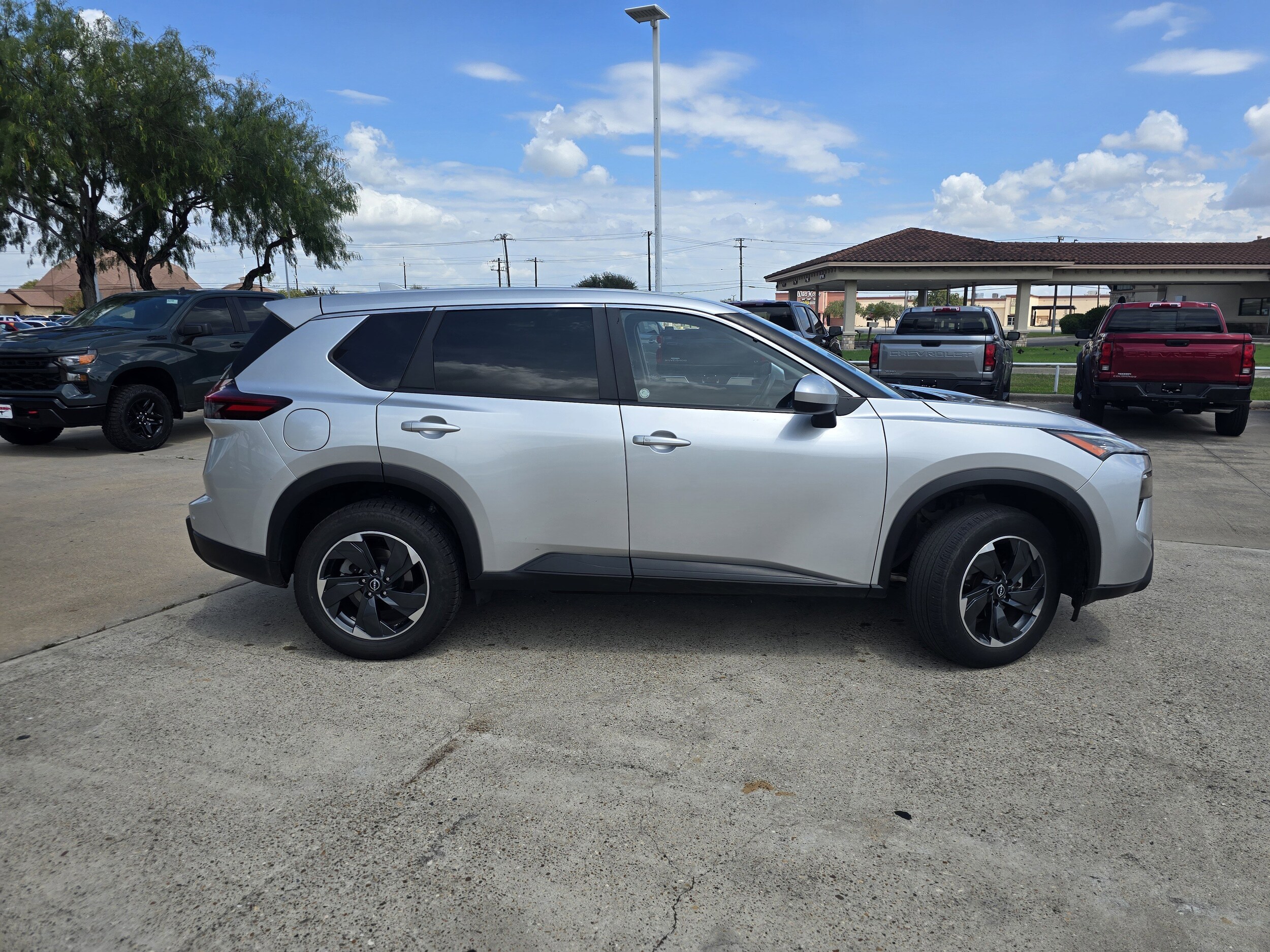 2024 Nissan Rogue SV photo 2
