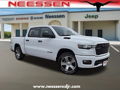 2026 Ram 1500 EXPRESS CREW CAB 4X2 5'7 BOX Pickup