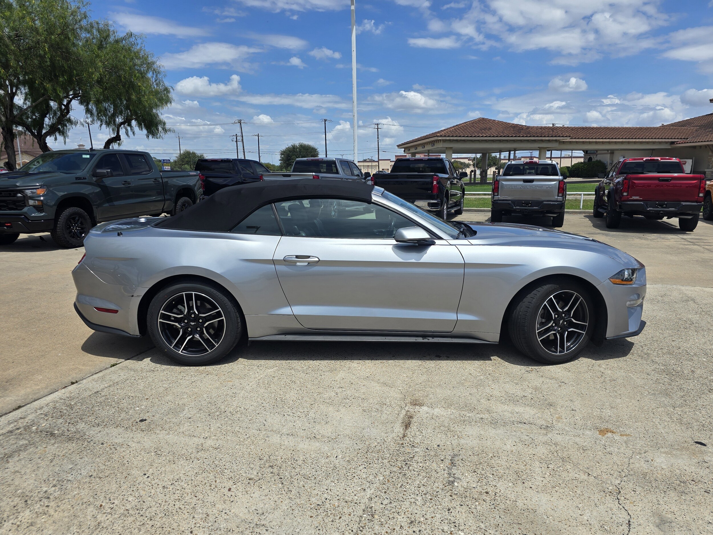 2023 Ford Mustang photo 2
