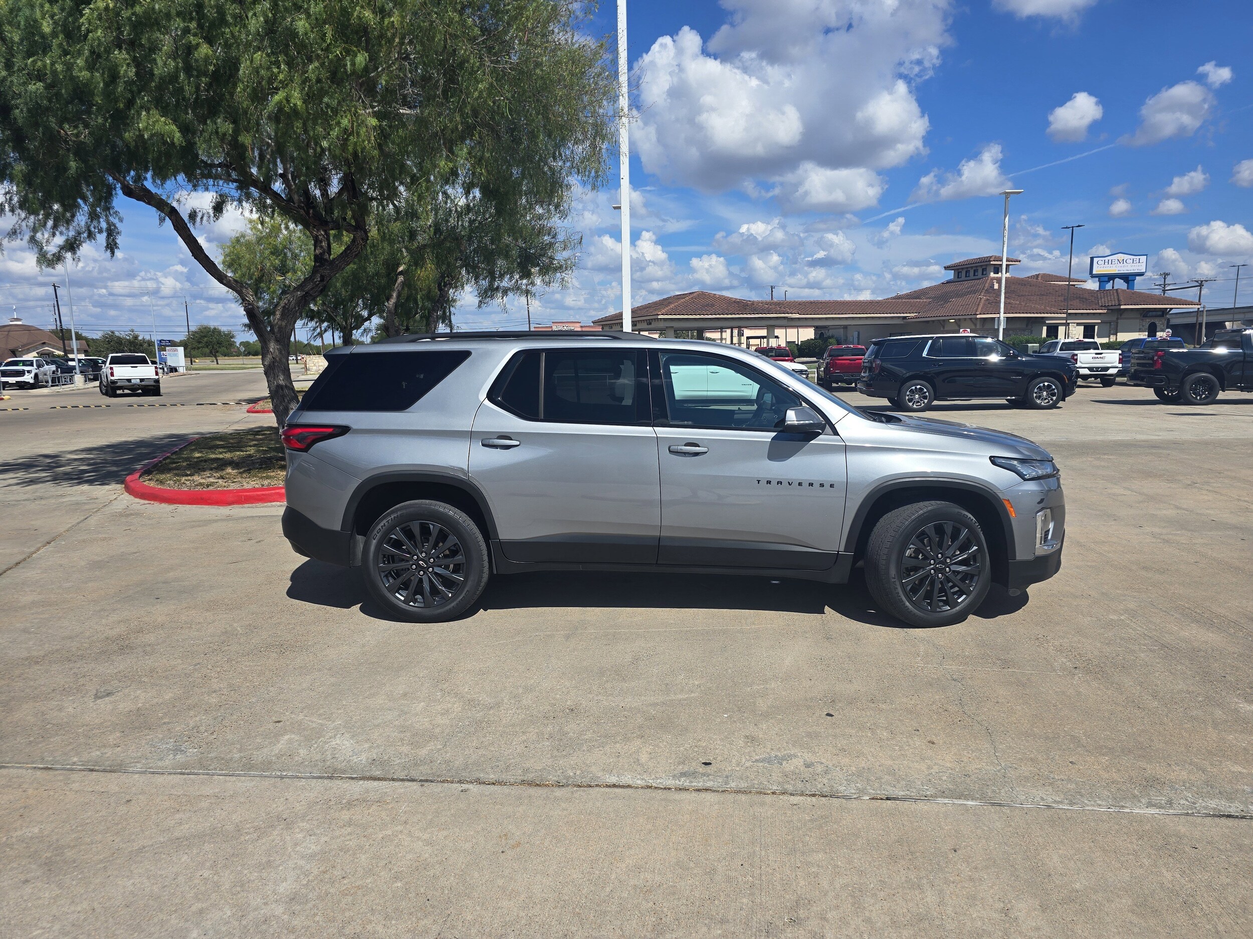 2023 Chevrolet Traverse RS photo 2