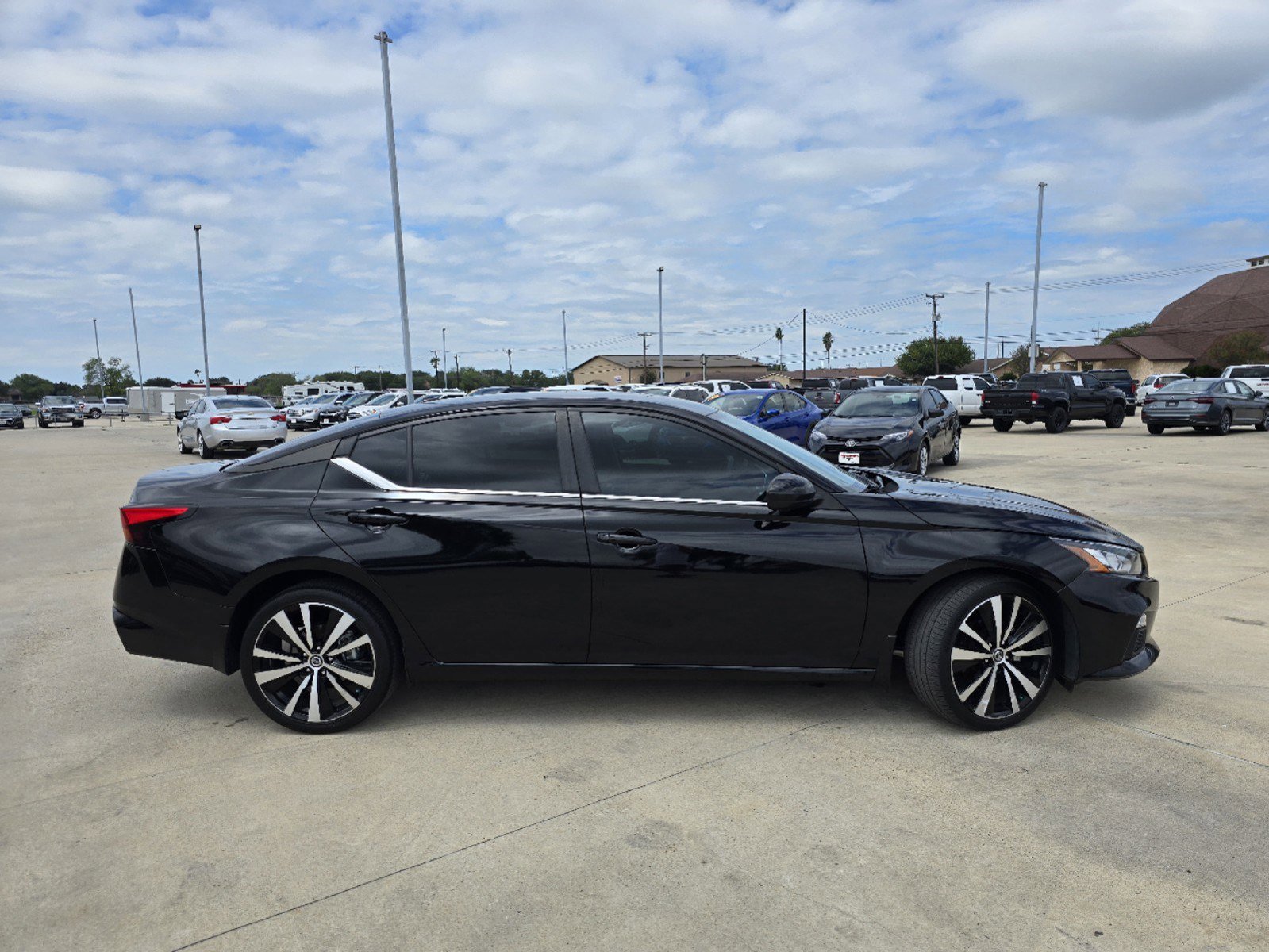 Used 2022 Nissan Altima SR with VIN 1N4BL4CW0NN356505 for sale in Kingsville, TX