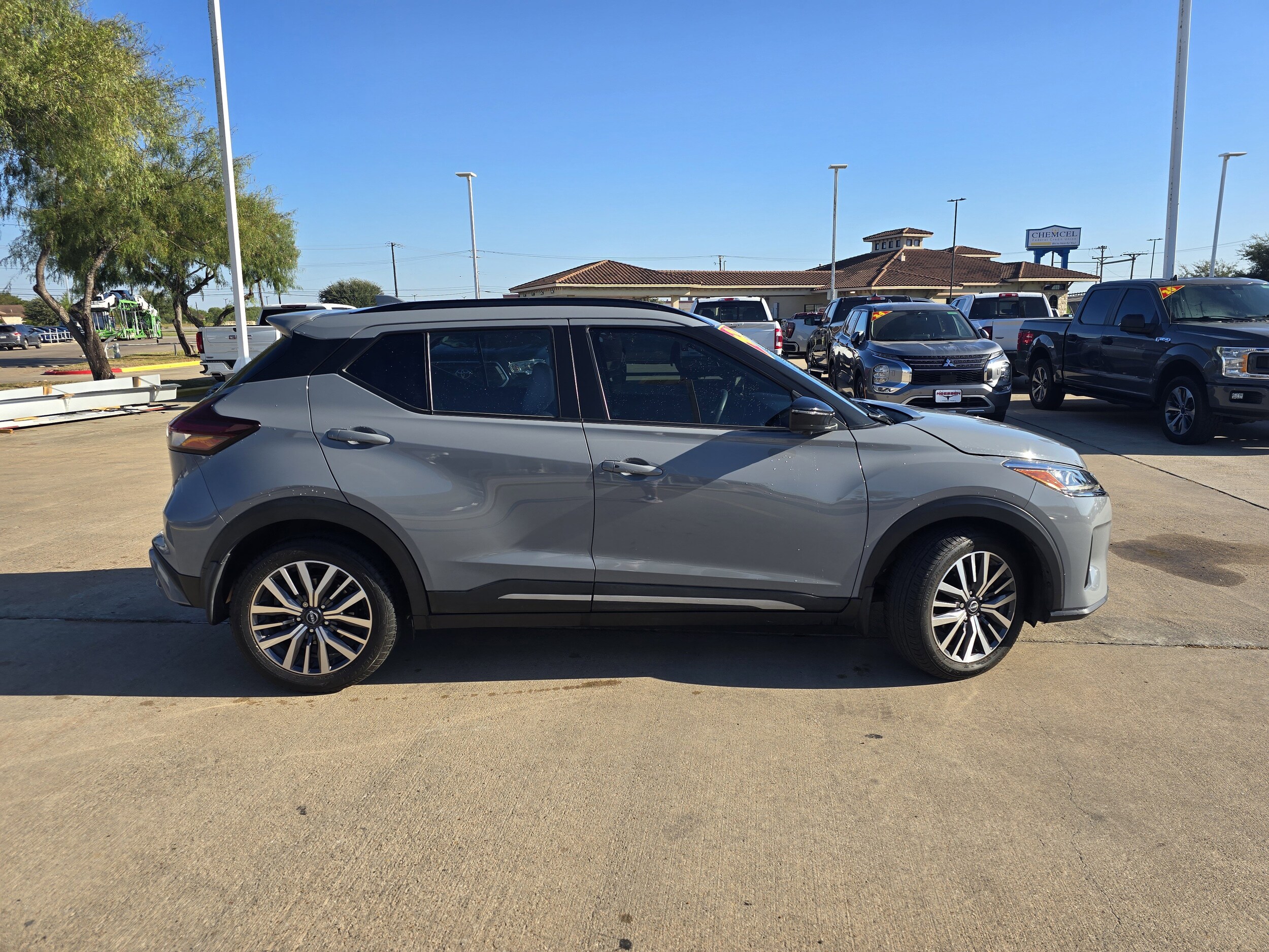 2023 Nissan Kicks SR photo 2