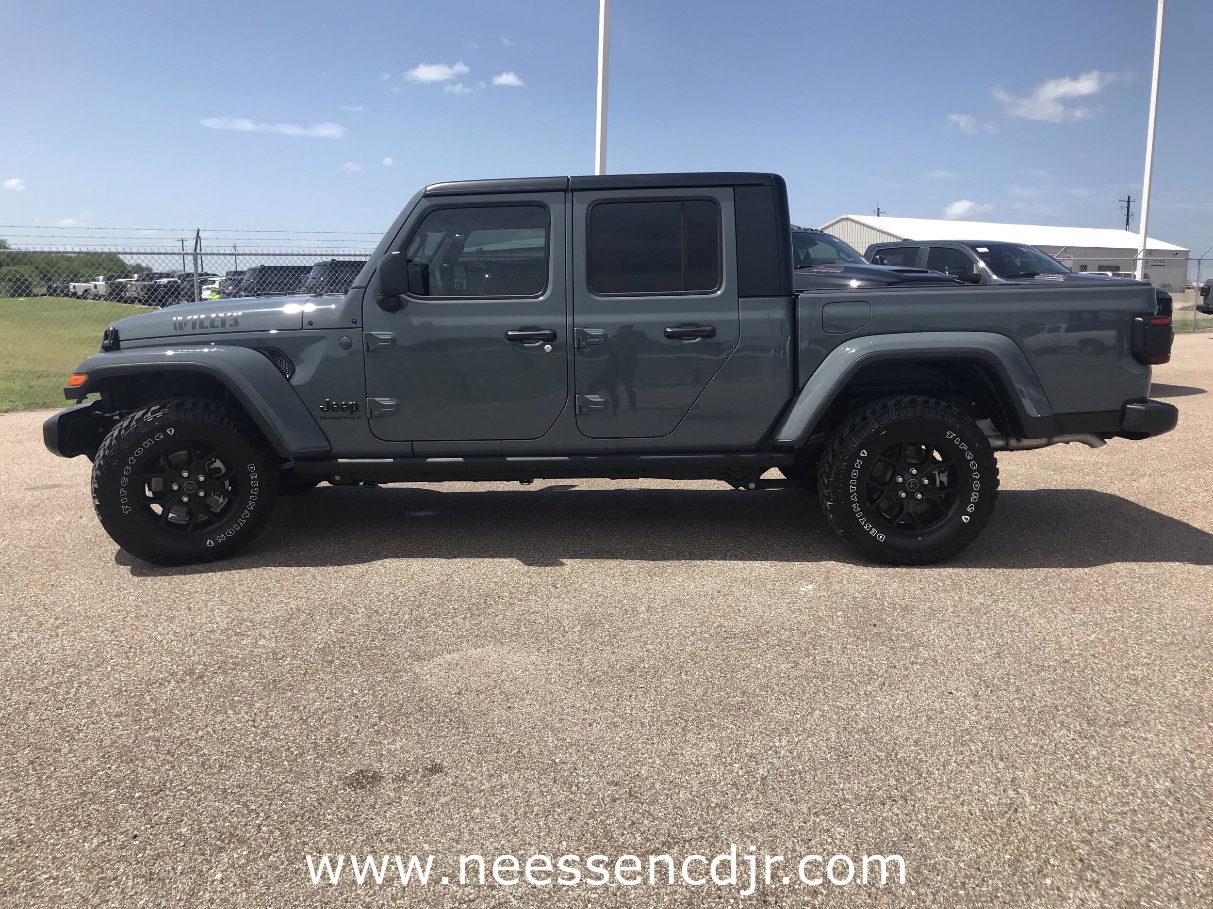 2025 Jeep Gladiator Willys photo 4