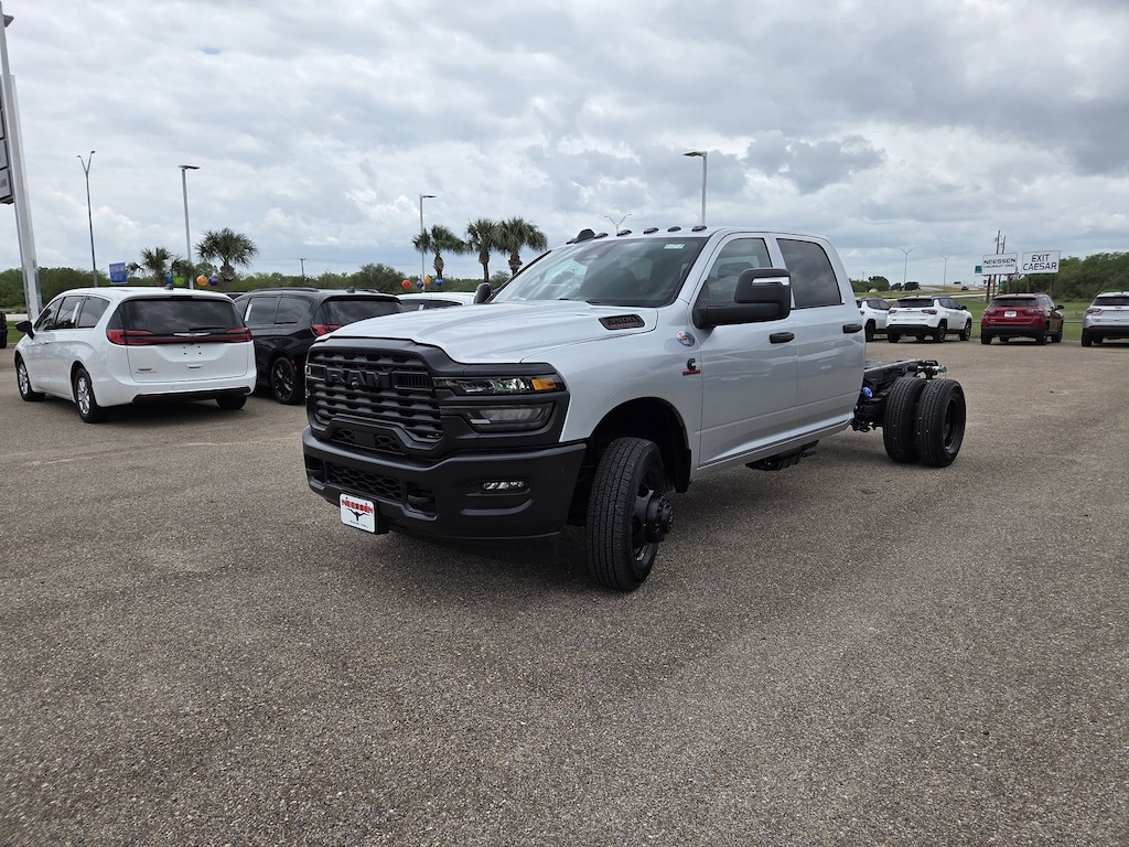 New 2026 Ram 3500 Chassis Cab TRADESMAN CREW 4X4 60' CA Pickup