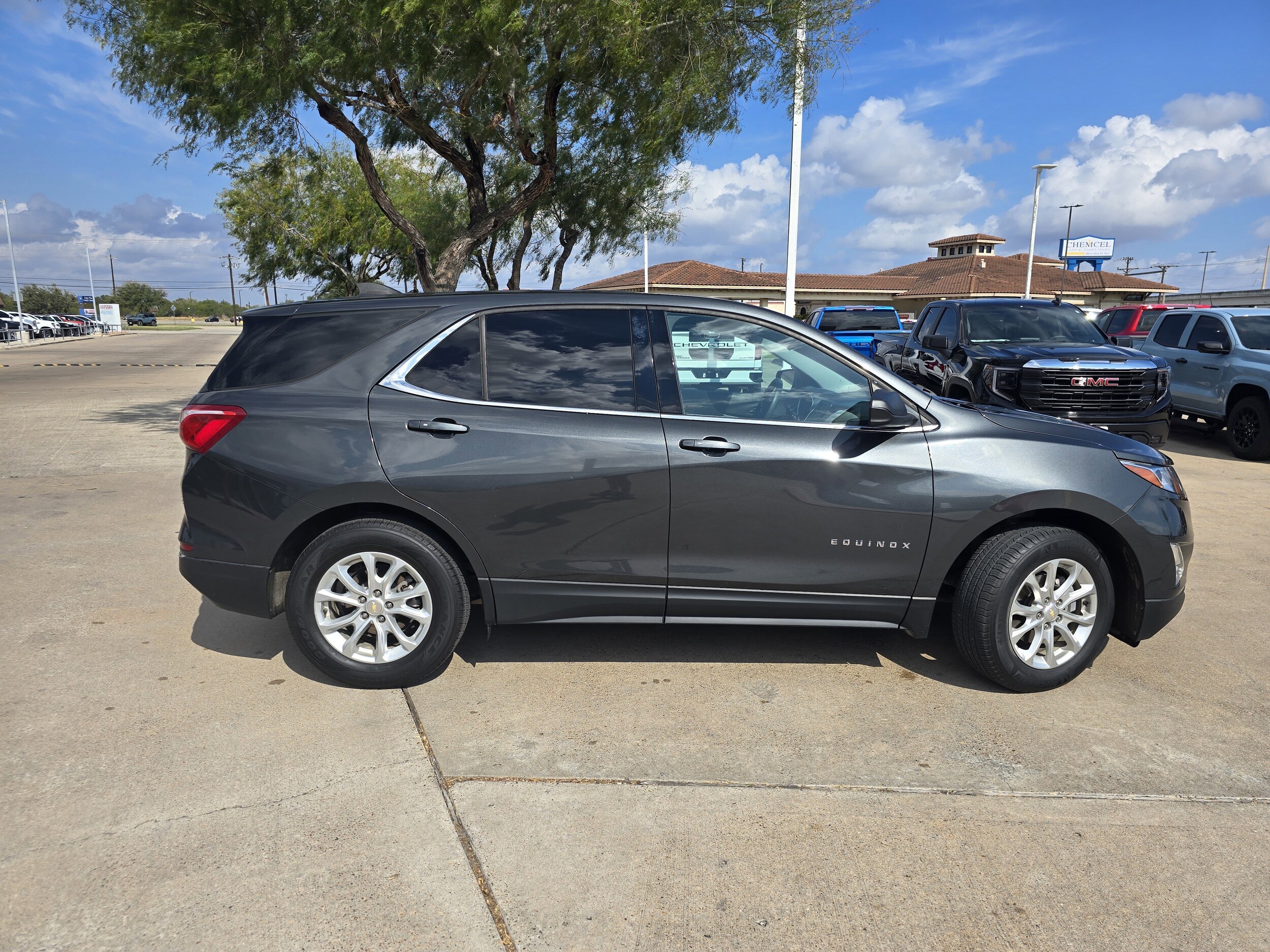 2019 Chevrolet Equinox LT photo 2