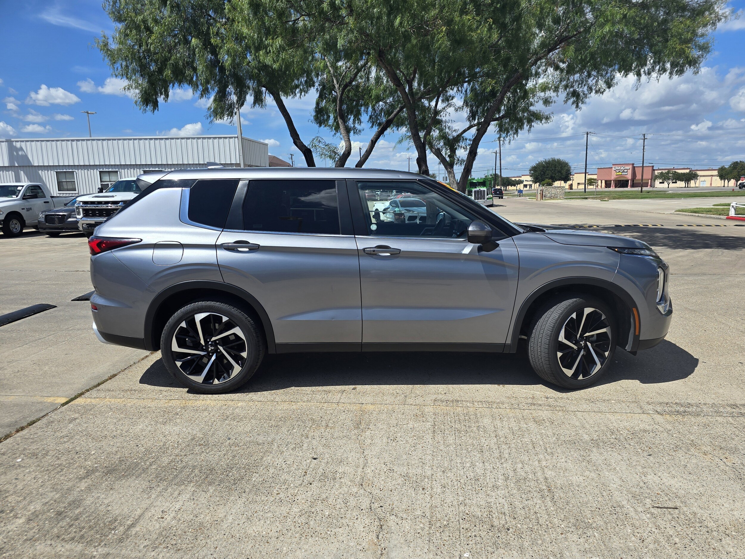 2024 Mitsubishi Outlander SE photo 2