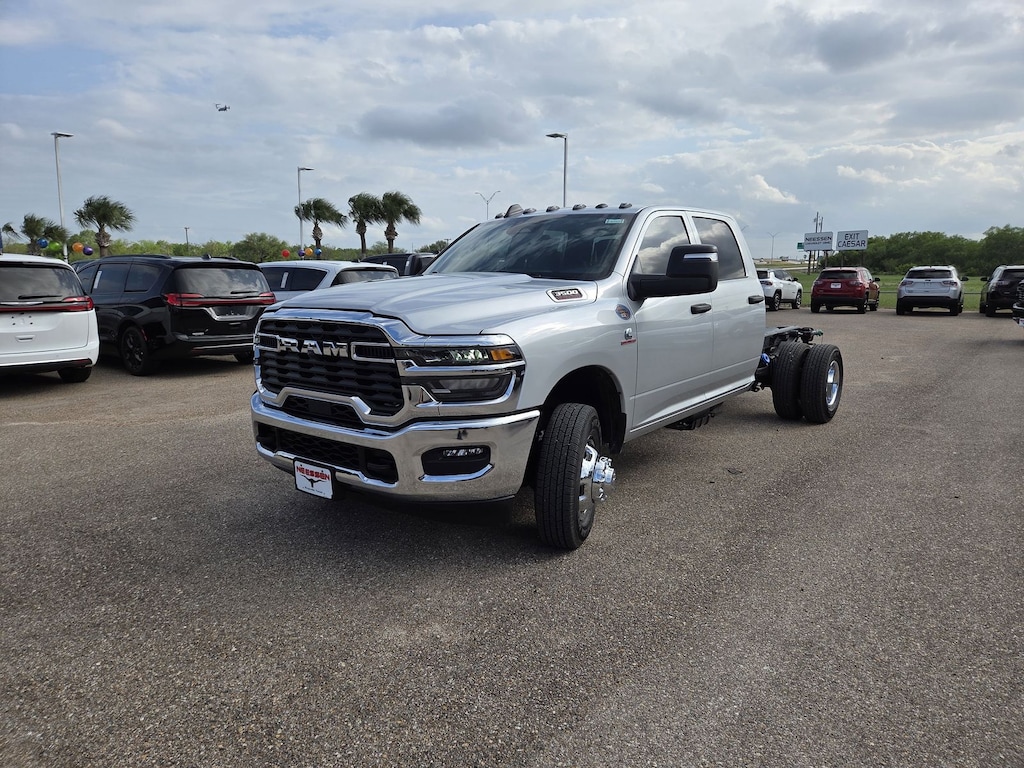 New 2026 Ram 3500 Chassis Cab TRADESMAN CREW 4X4 60' CA Pickup