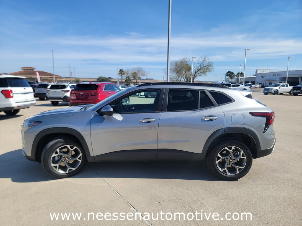 Used 2025 Chevrolet Trax LT SUV