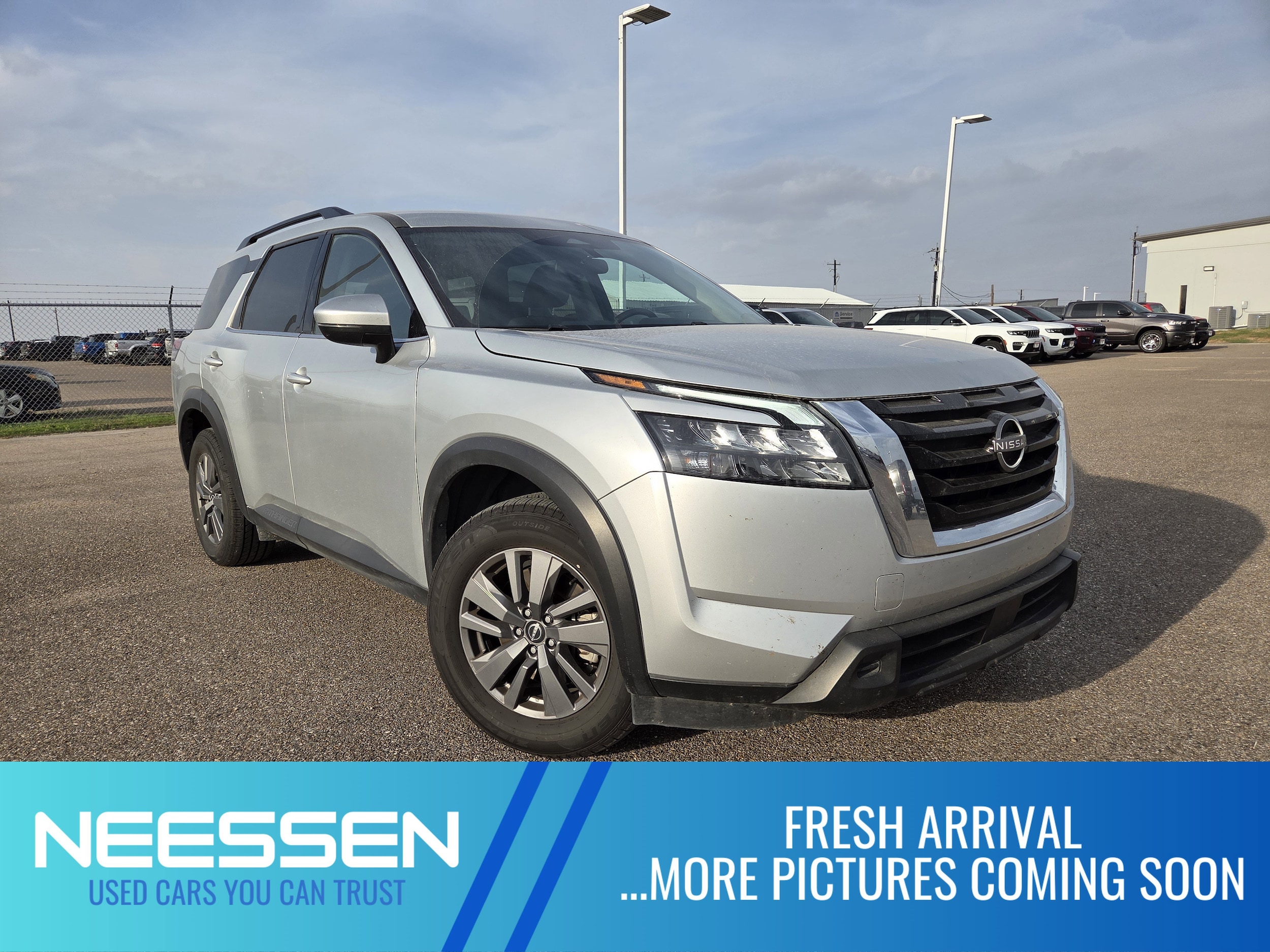 2025 Nissan Pathfinder SV's photo