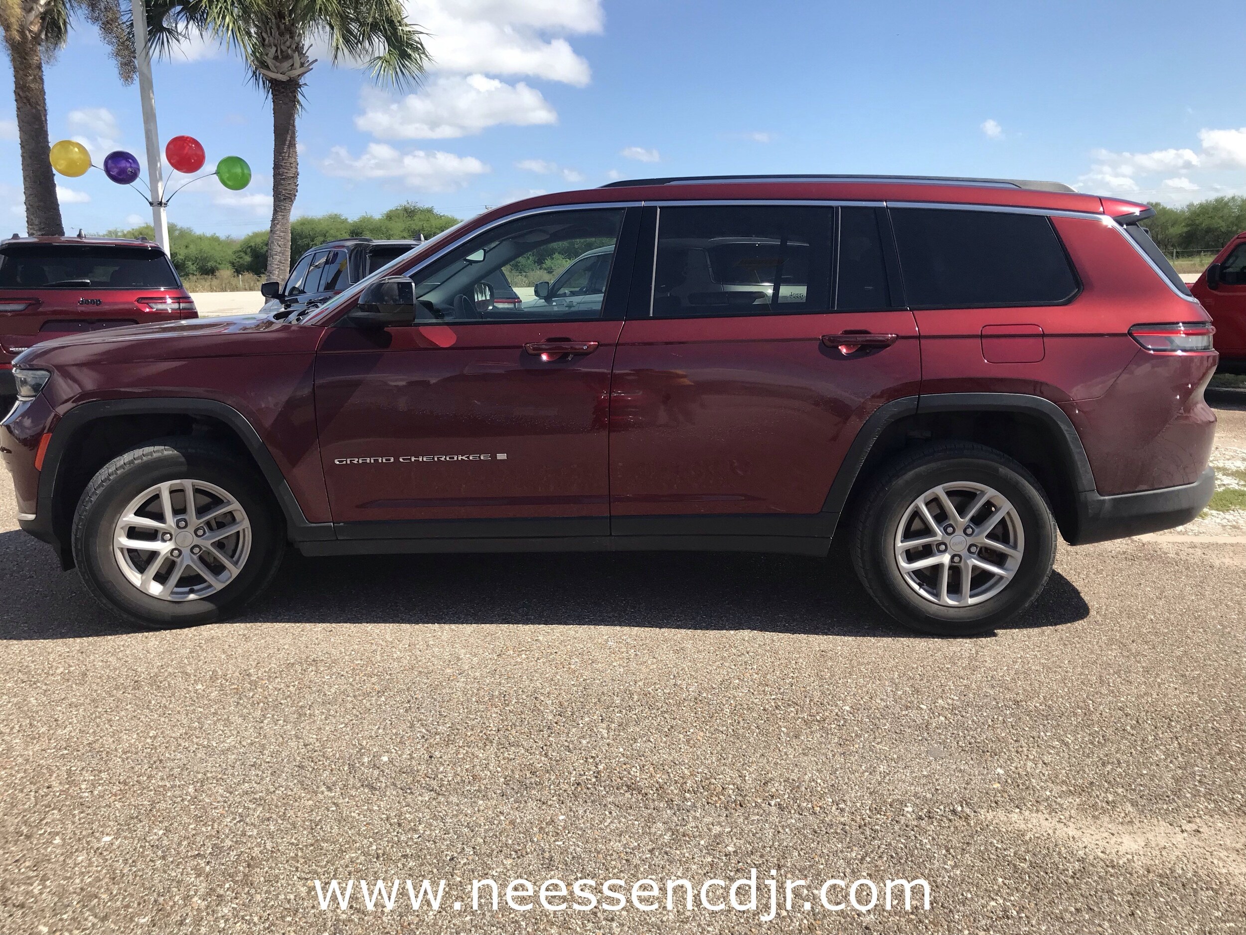 2023 Jeep Grand Cherokee Laredo photo 3