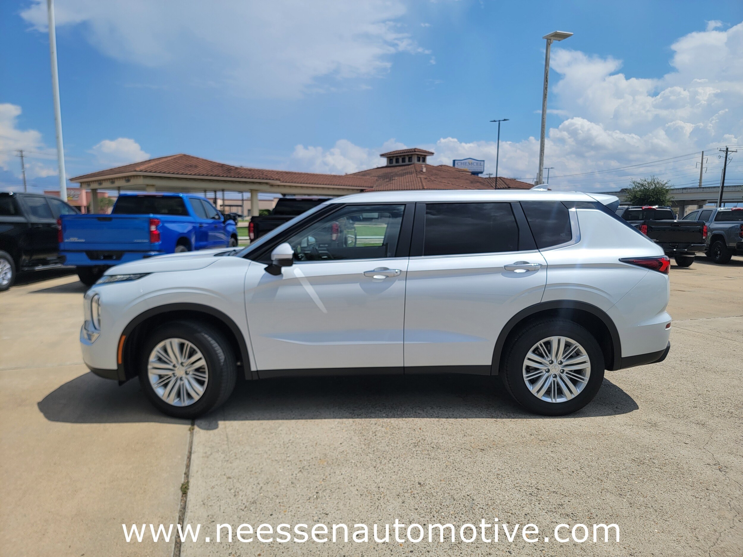 2024 Mitsubishi Outlander ES photo 2