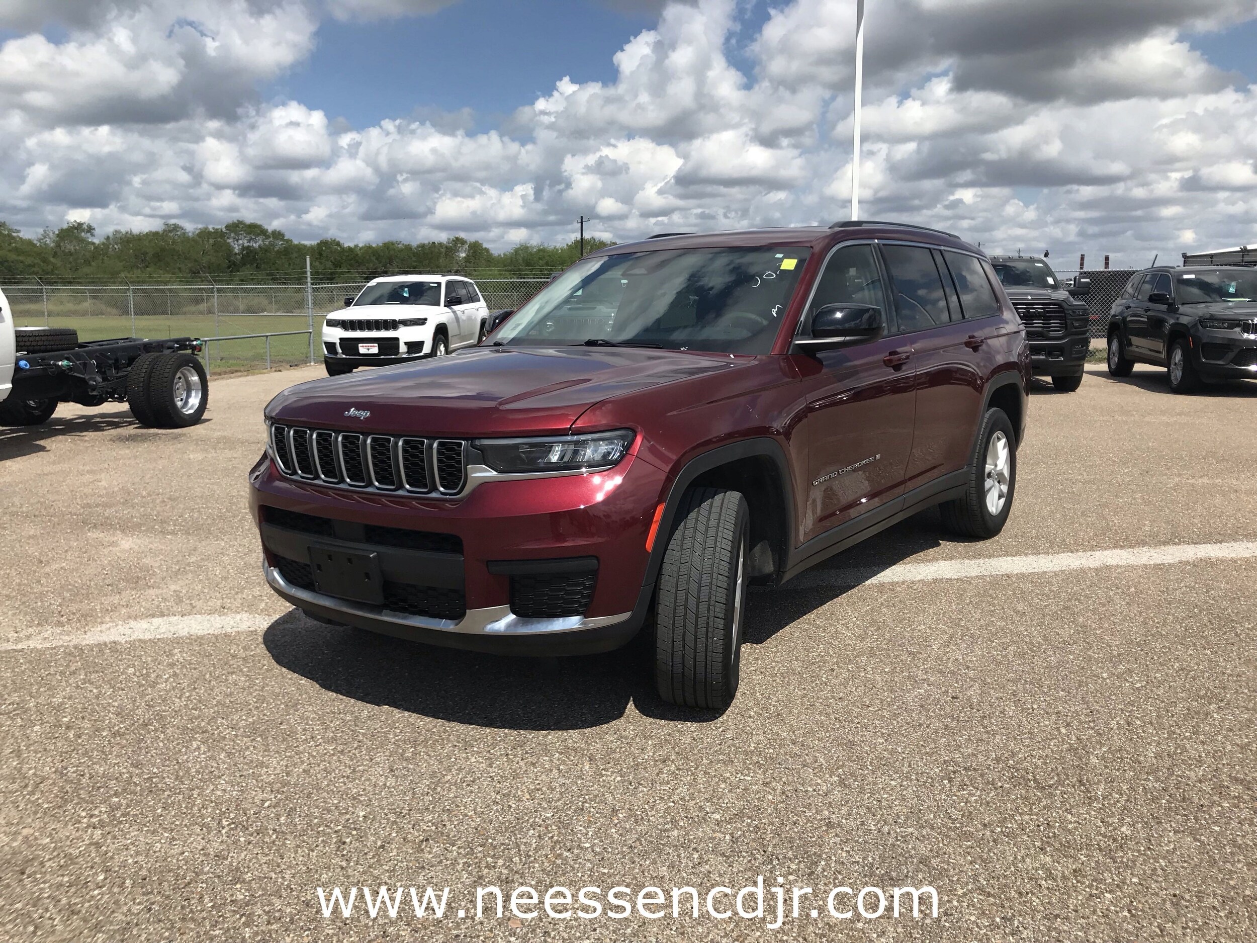 2023 Jeep Grand Cherokee Laredo photo 2