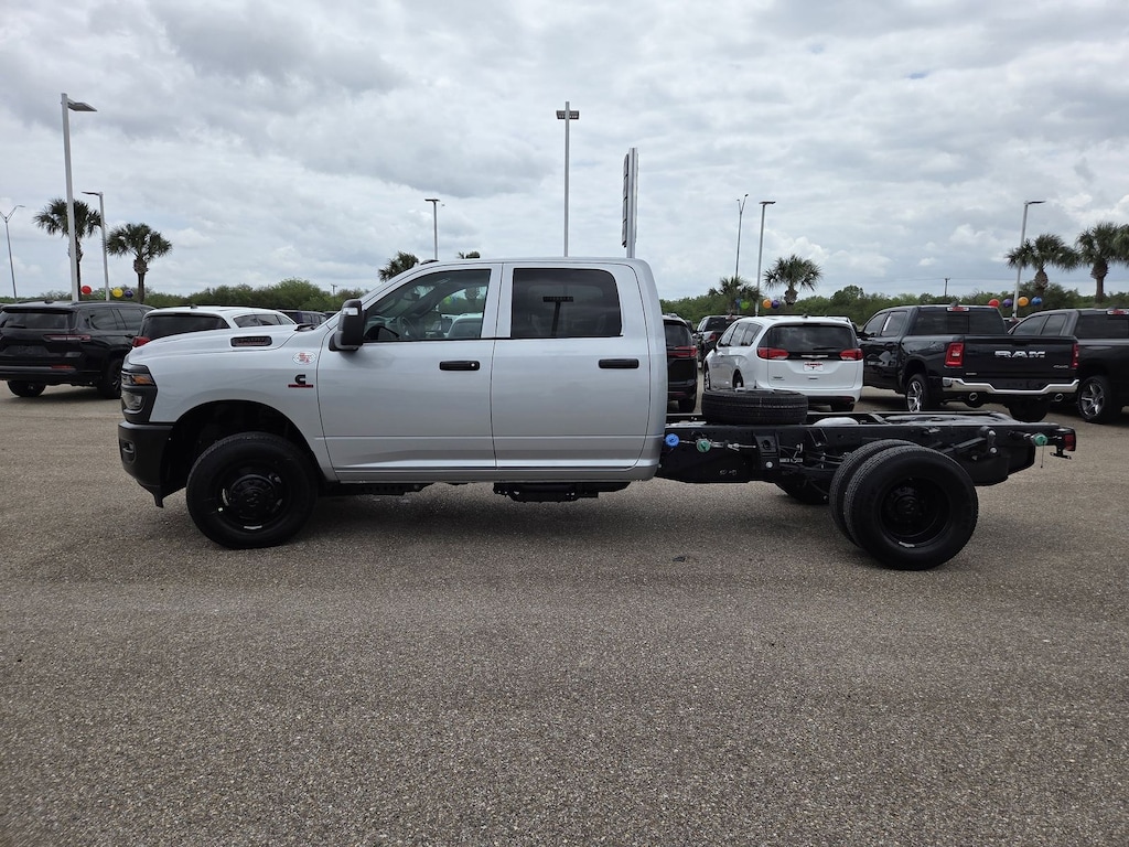 New 2026 Ram 3500 Chassis Cab TRADESMAN CREW 4X4 60' CA Pickup