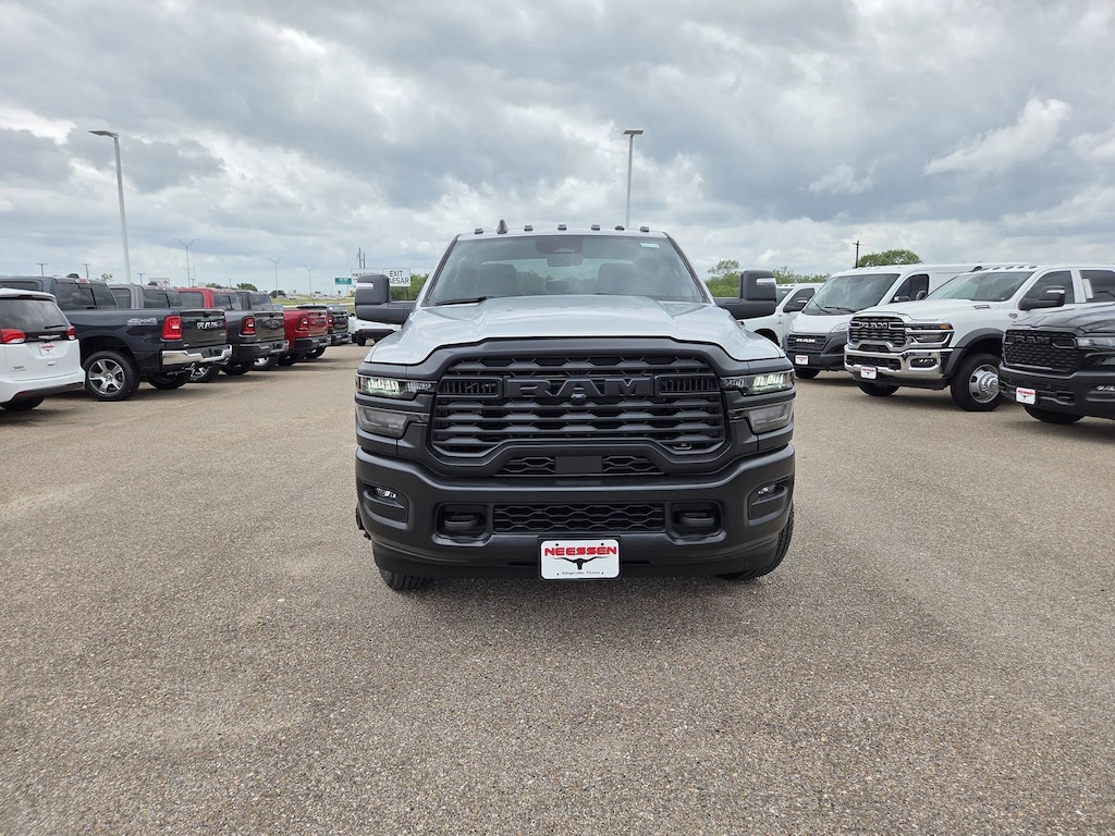 New 2026 Ram 3500 Chassis Cab TRADESMAN CREW 4X4 60' CA Pickup