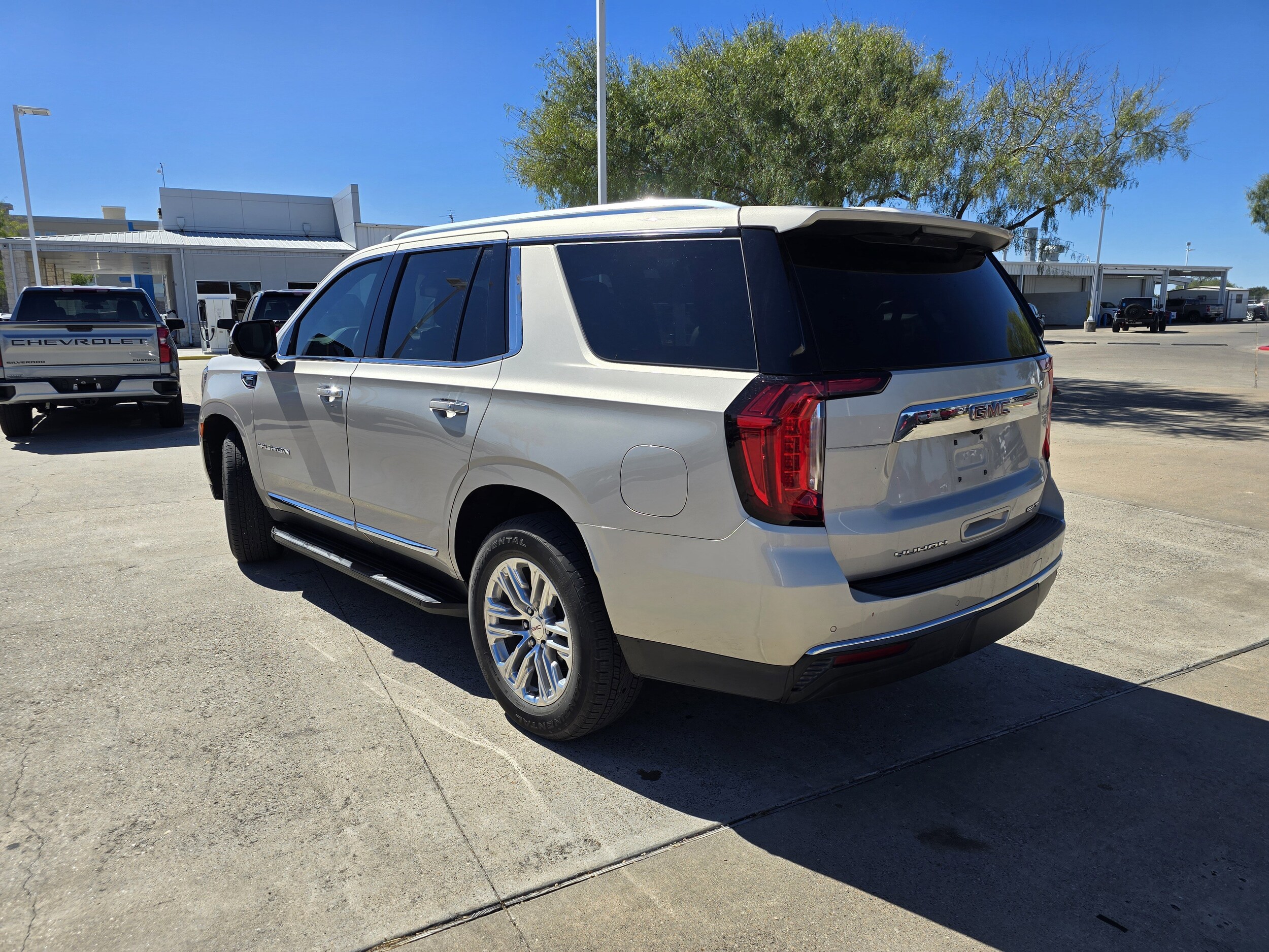 2023 Gmc Yukon SLT photo 3