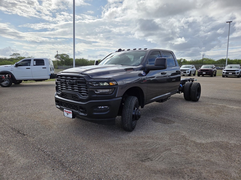 New 2026 Ram 3500 Chassis Cab TRADESMAN CREW 4X4 60' CA Pickup