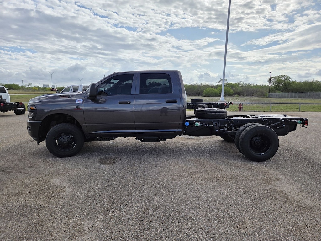 New 2026 Ram 3500 Chassis Cab TRADESMAN CREW 4X4 60' CA Pickup