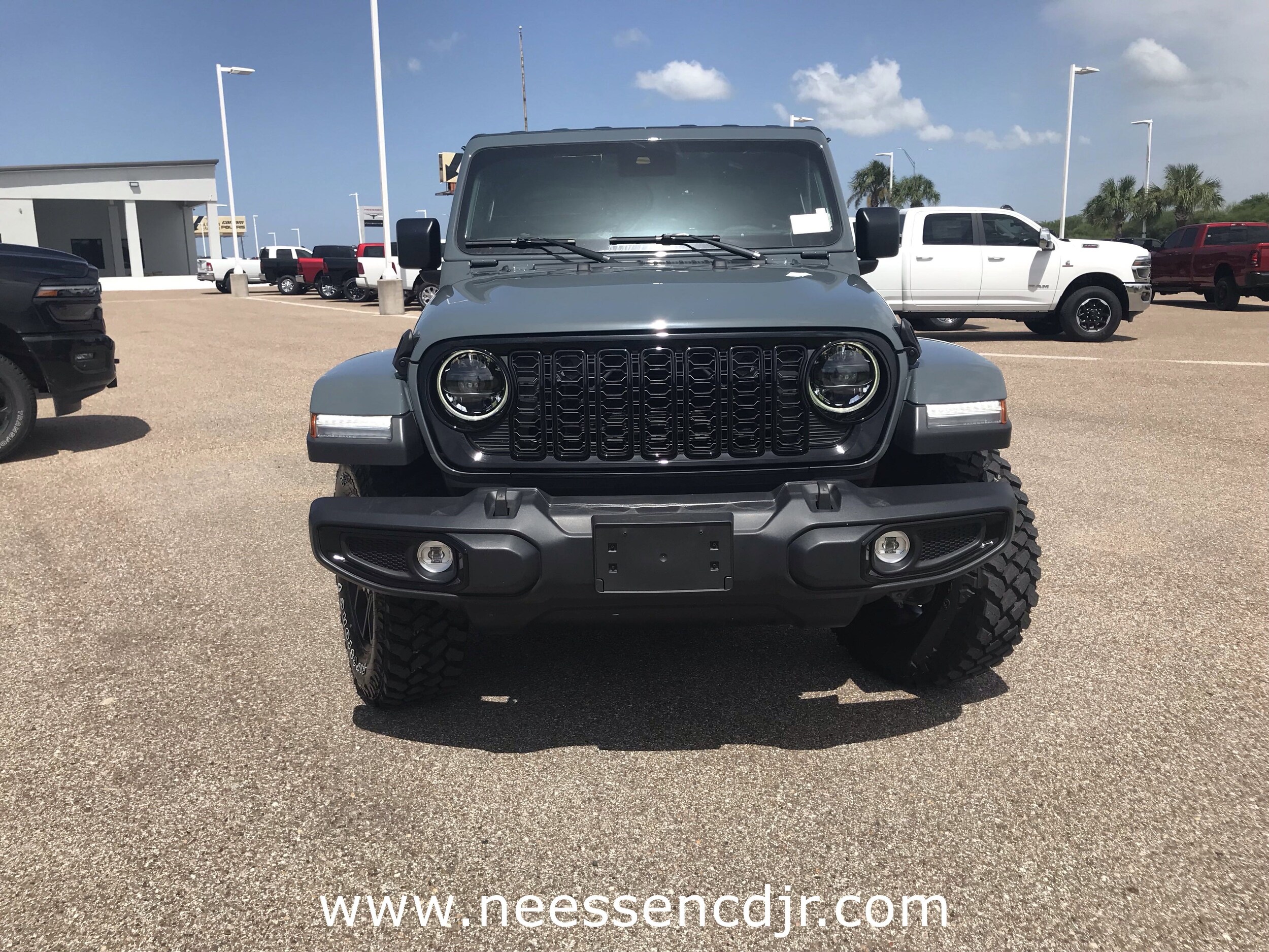 2025 Jeep Gladiator Willys photo 2