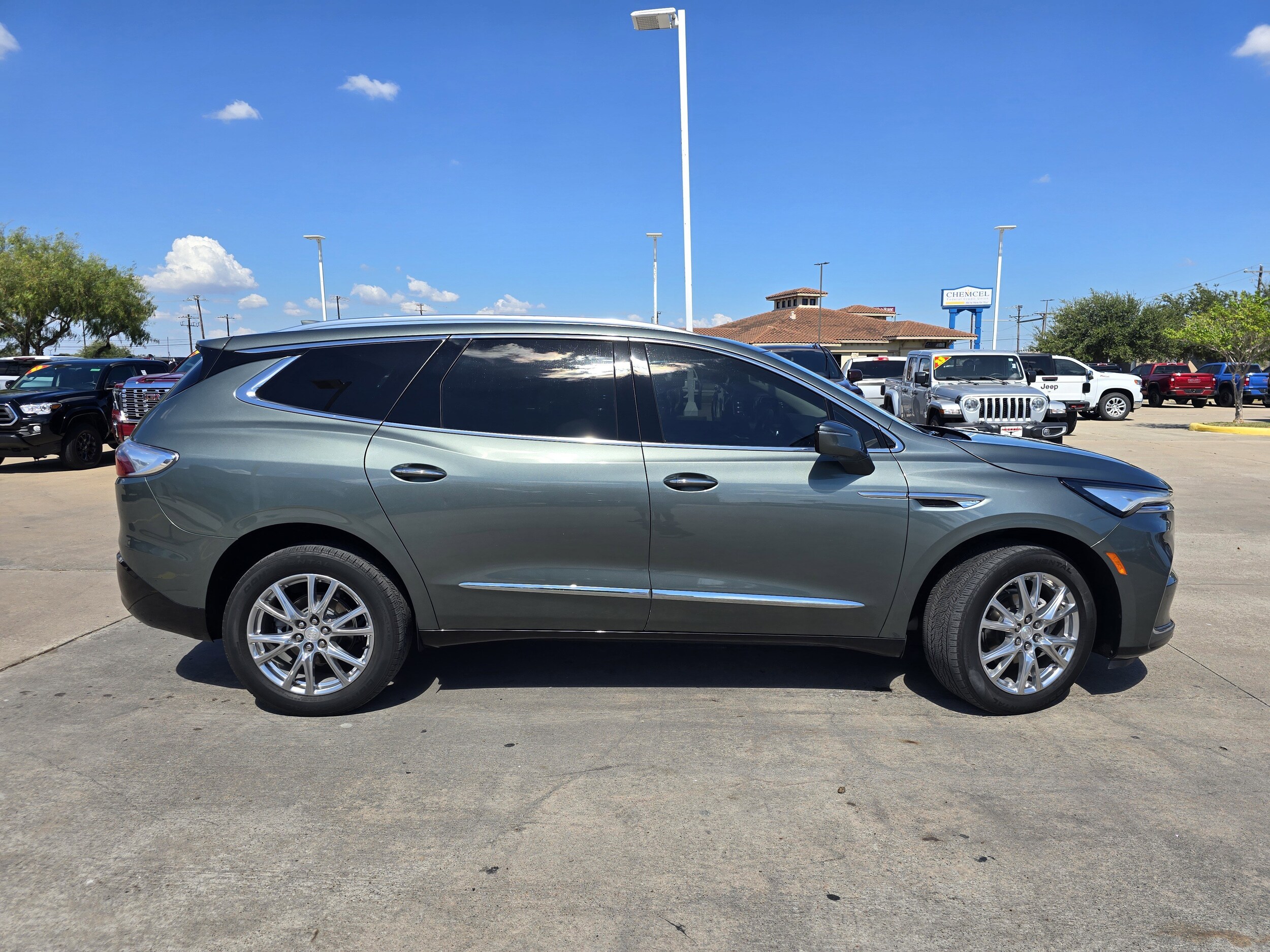 2022 Buick Enclave Premium photo 2