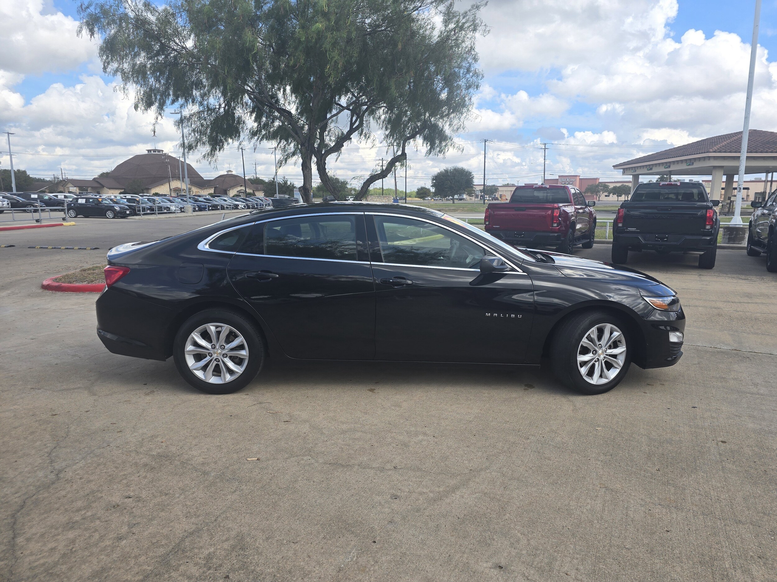 2023 Chevrolet Malibu 1LT photo 2