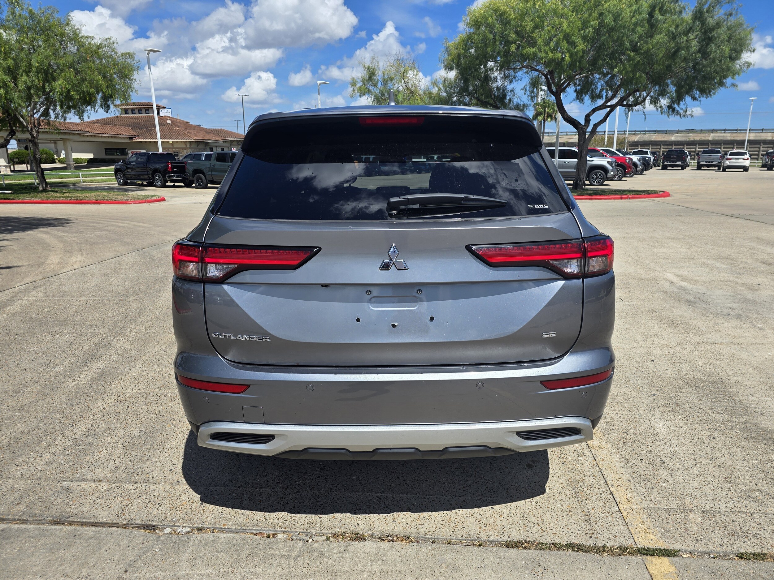 2024 Mitsubishi Outlander SE photo 4