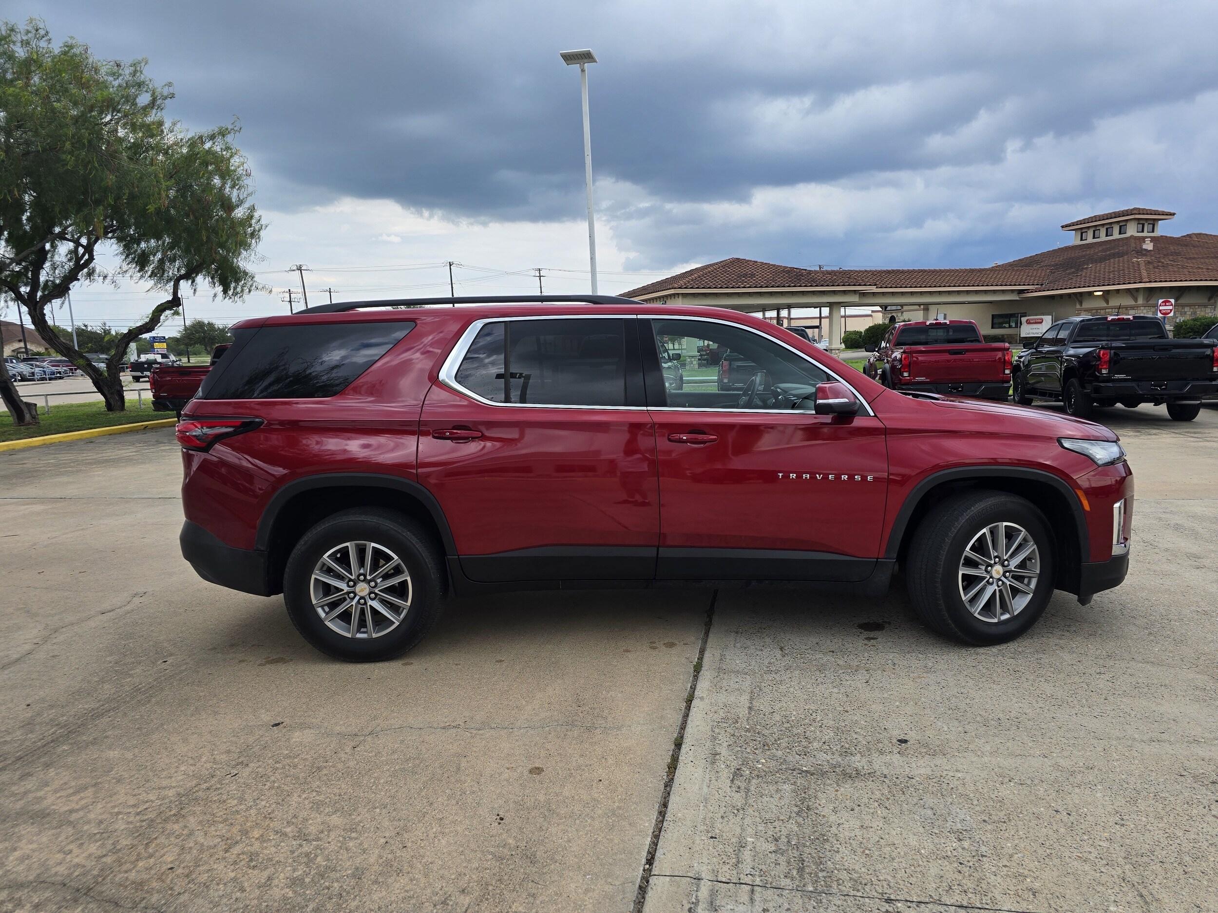 2023 Chevrolet Traverse Cloth 1LT photo 2