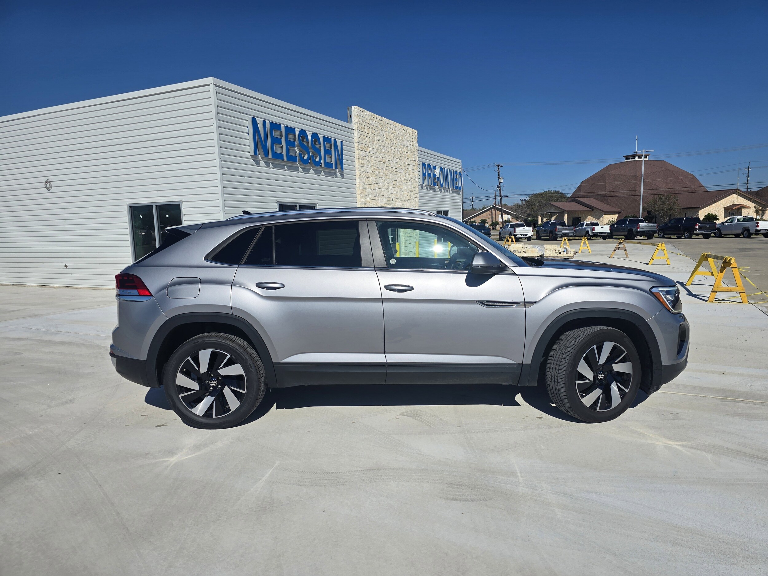 2025 Volkswagen Atlas Cross Sport SE Technology photo 2