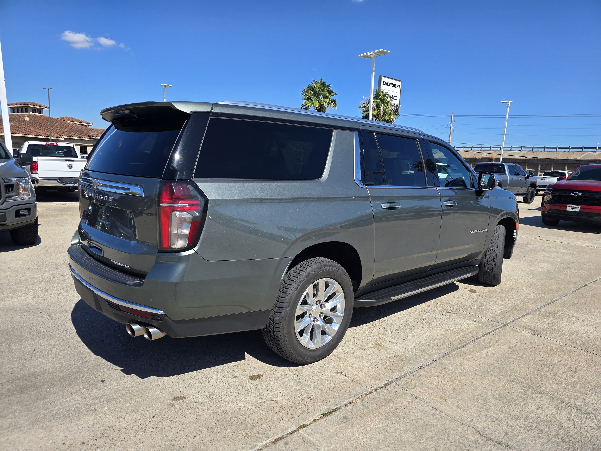 2023 Chevrolet Suburban Premier photo 3