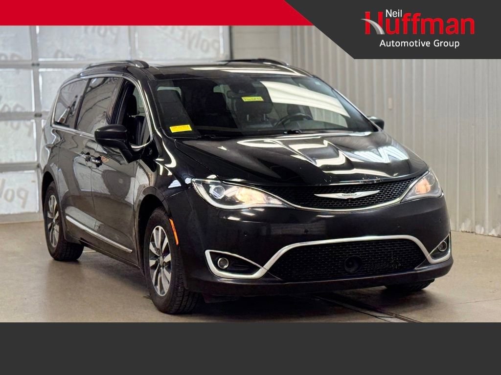 2020 Chrysler Pacifica Touring L Plus 35th Anniversary's photo