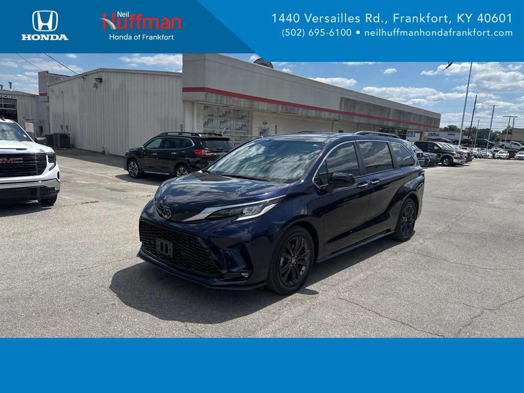 2022 Toyota Sienna XSE 7-Passenger Hybrid FWD's photo