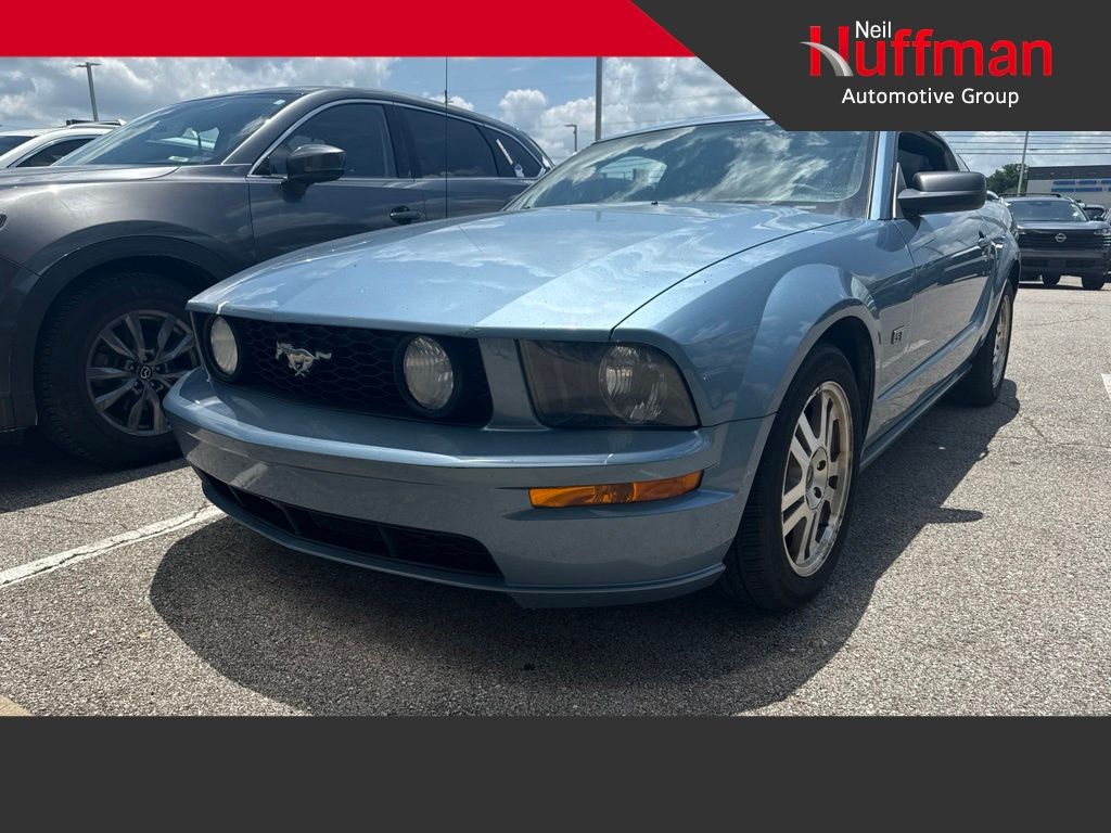 2005 Ford Mustang GT Deluxe's photo