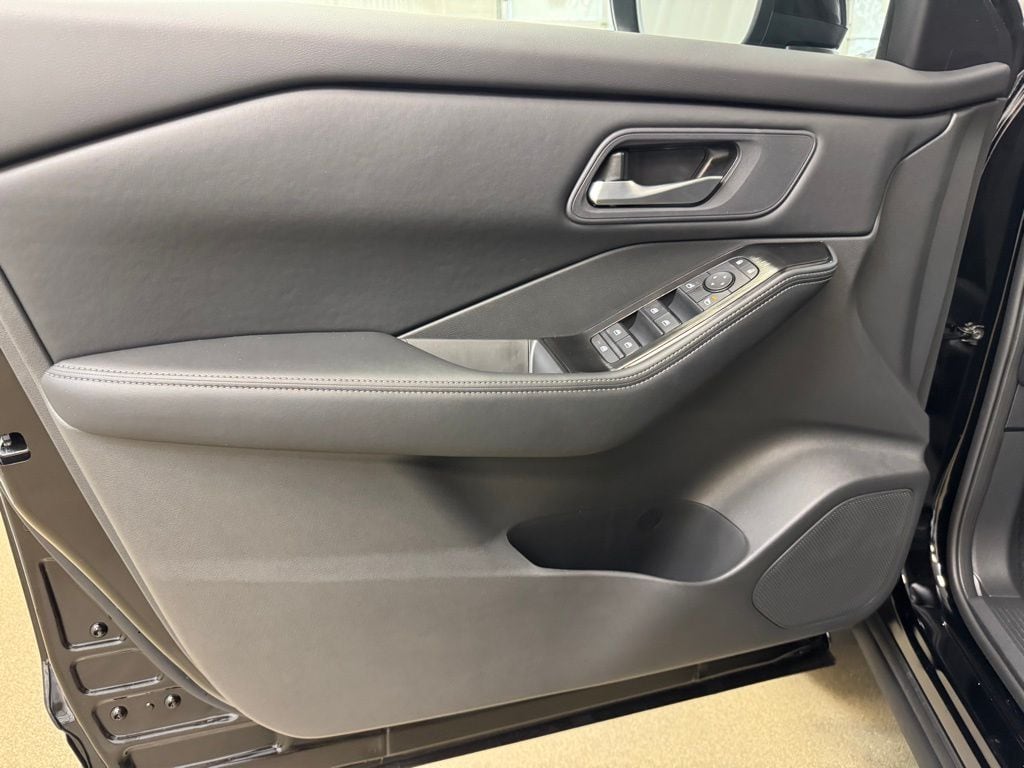 2026 Nissan Rogue SV - Photo 8