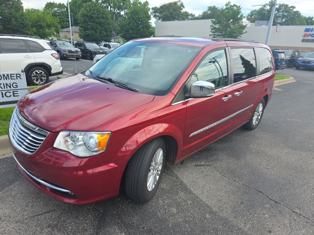 2016 Chrysler Town & Country Anniversary Edition's photo