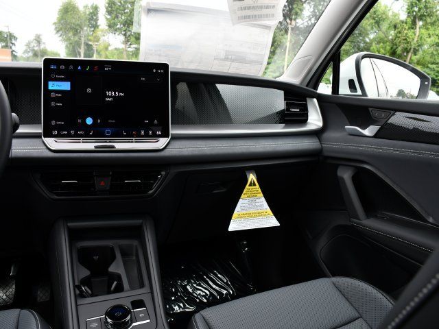 2025 Volkswagen Tiguan SE - Photo 19