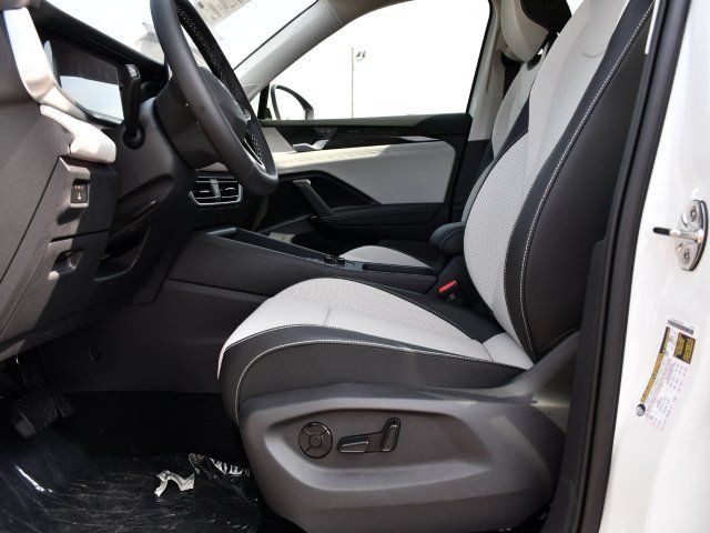 2025 Volkswagen Tiguan SE - Photo 12