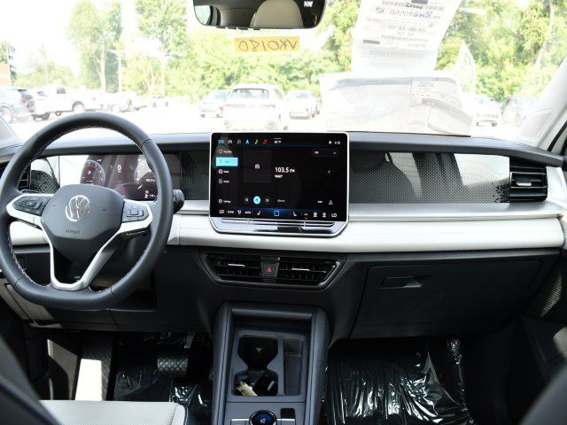 2025 Volkswagen Tiguan SE - Photo 16