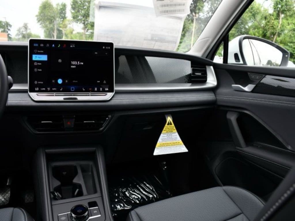 2025 Volkswagen Tiguan SE - Photo 19