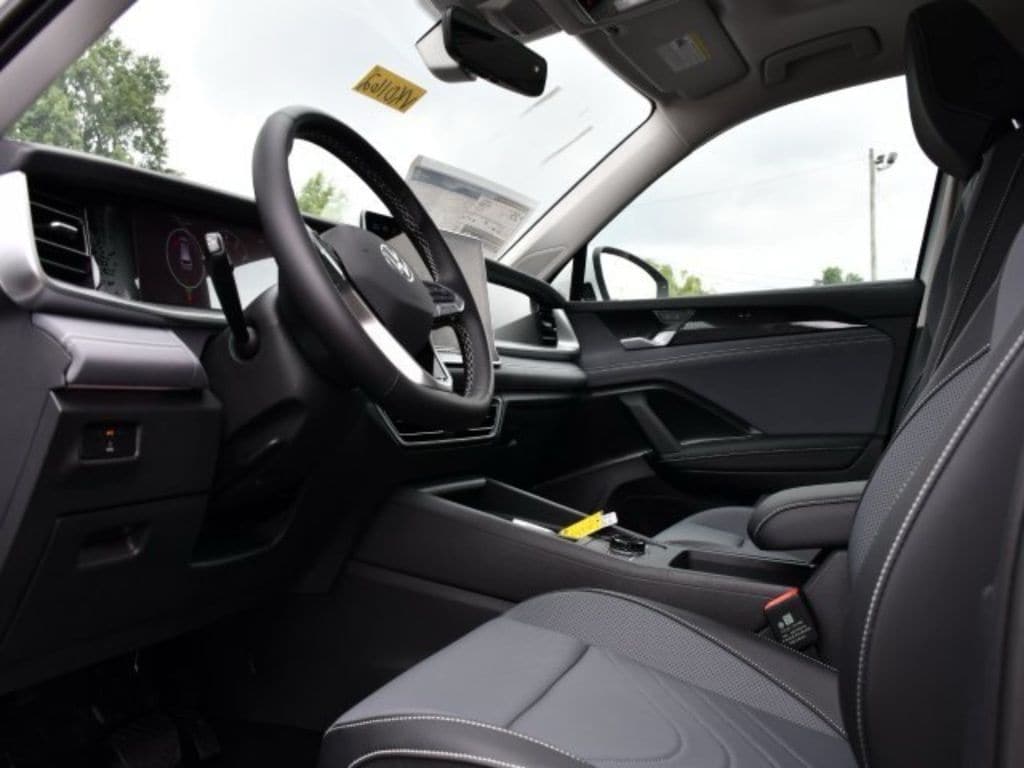 2025 Volkswagen Tiguan SE - Photo 13