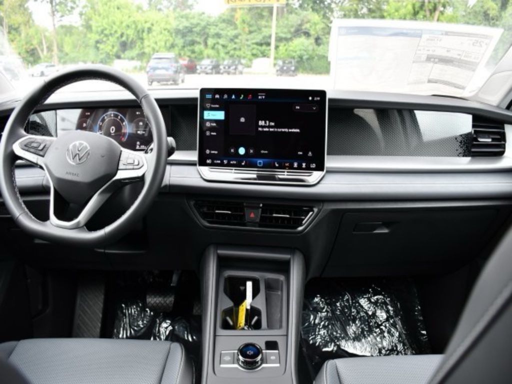 2025 Volkswagen Tiguan SE - Photo 19