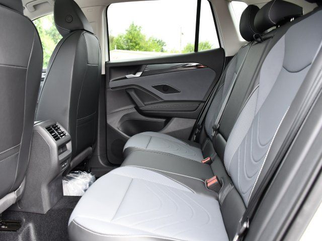 2025 Volkswagen Tiguan SE - Photo 16
