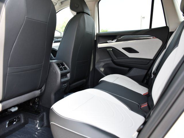 2025 Volkswagen Tiguan SE - Photo 14
