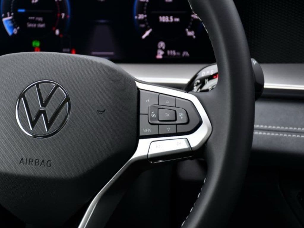 2025 Volkswagen Tiguan SE - Photo 22