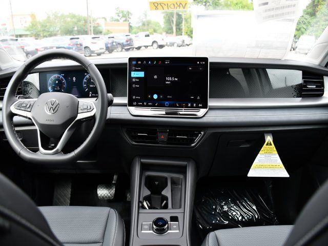 2025 Volkswagen Tiguan SE - Photo 17