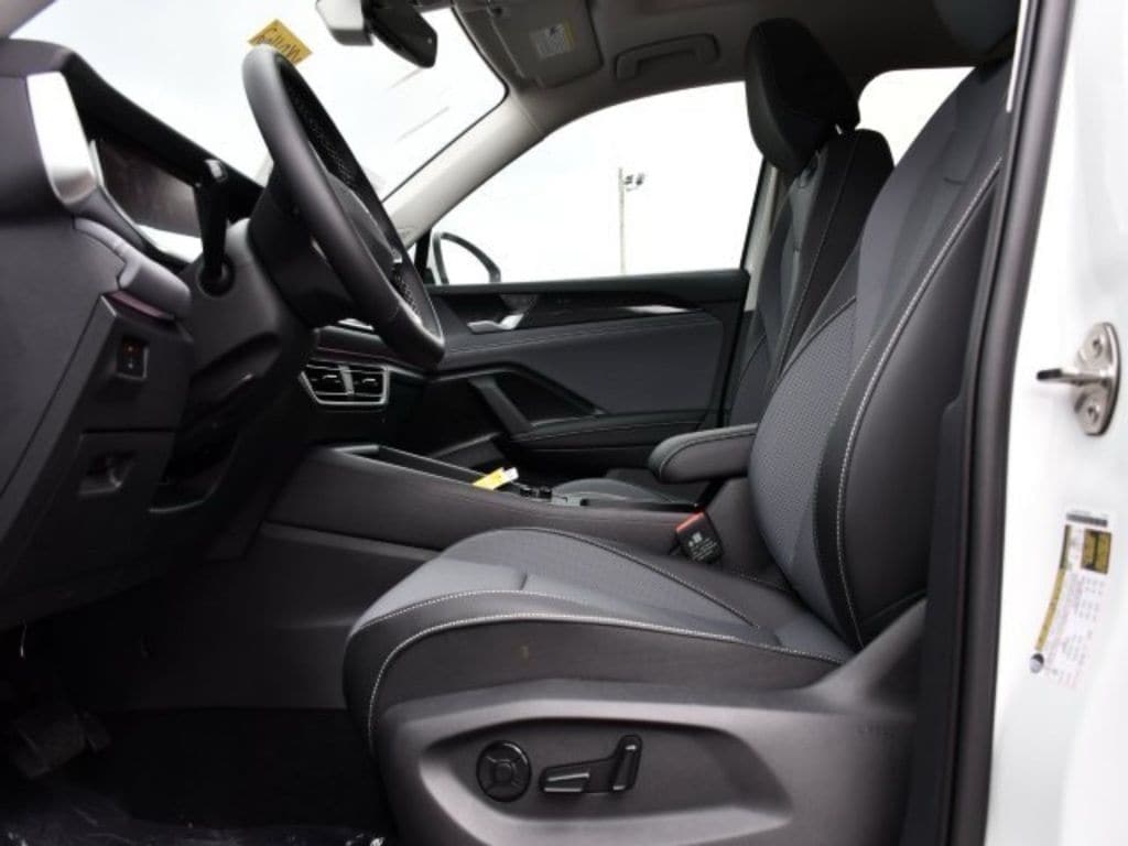 2025 Volkswagen Tiguan SE - Photo 12