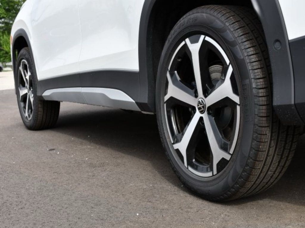 2025 Volkswagen Tiguan SE - Photo 9