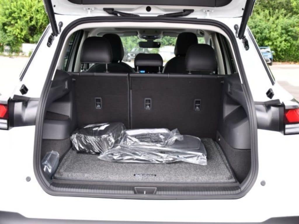 2025 Volkswagen Tiguan SE - Photo 28