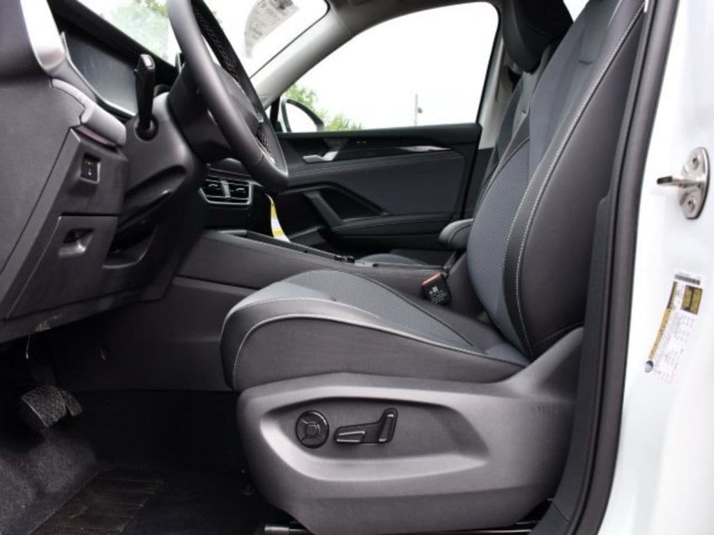 2025 Volkswagen Tiguan SE - Photo 12