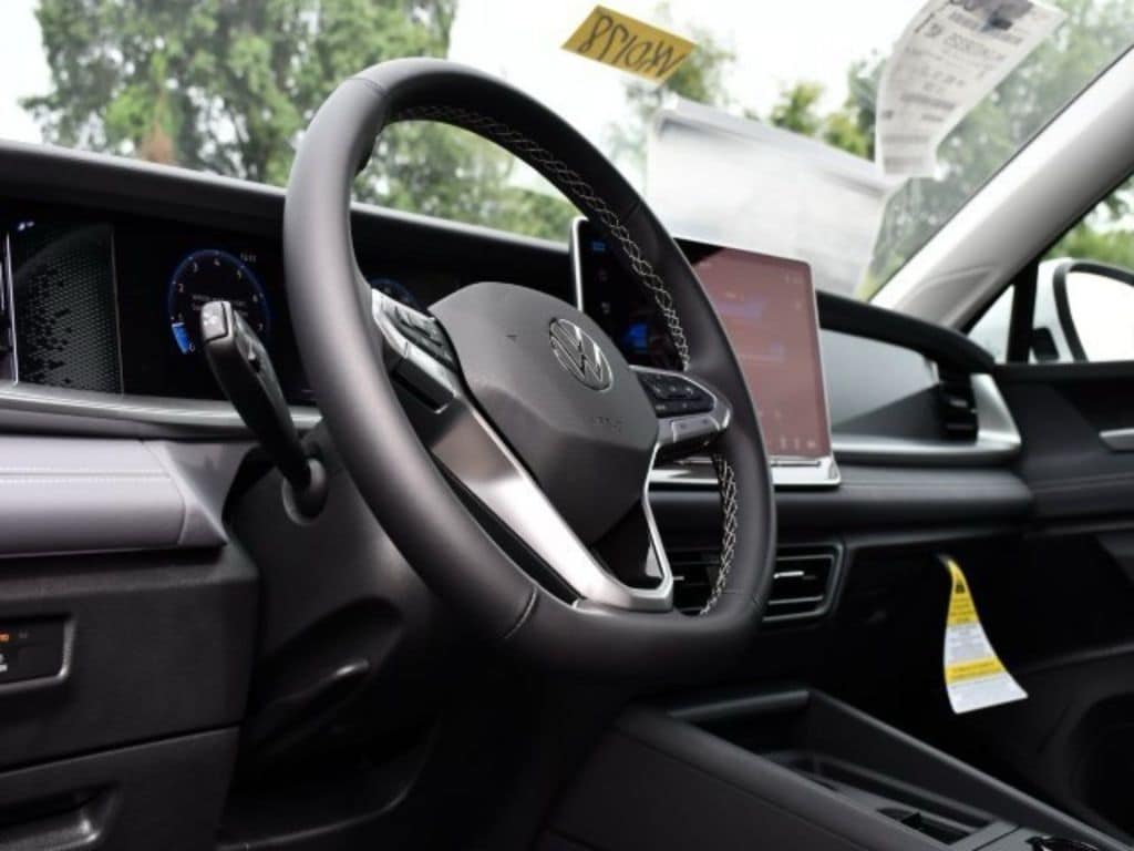 2025 Volkswagen Tiguan SE - Photo 11