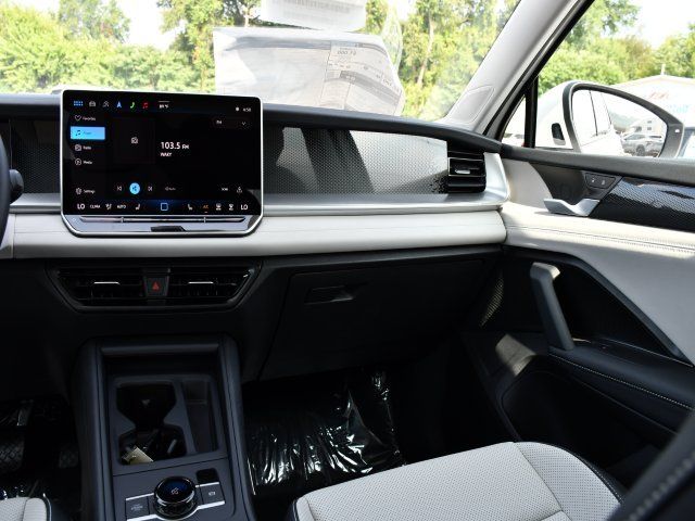 2025 Volkswagen Tiguan SE - Photo 18