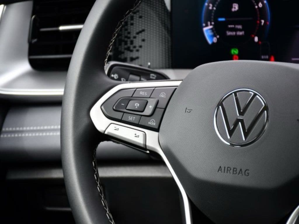 2025 Volkswagen Tiguan SE - Photo 21